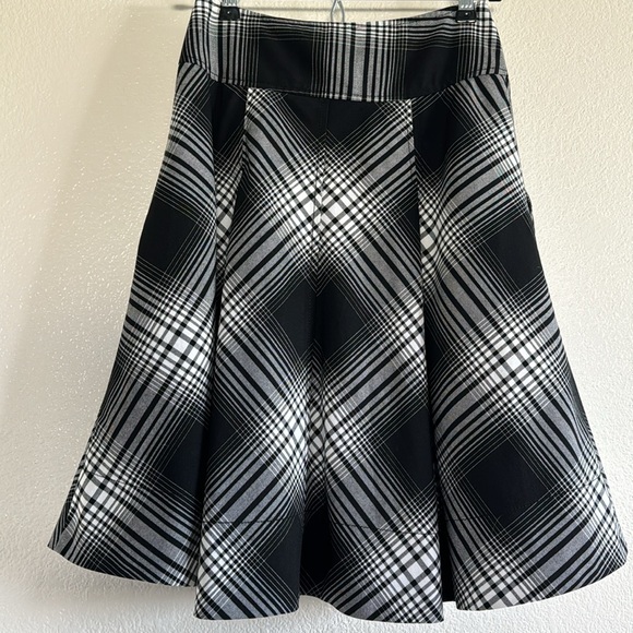 H&M  0 Black white skirt lined and pockets on the side. - Picture 5 of 5